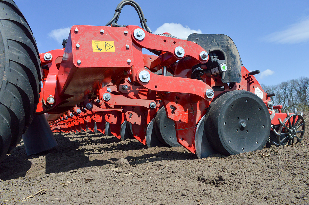 В базовій комплектації притискне зусилля кожної секції регулюється гідравлікою в межах 150-350 кг